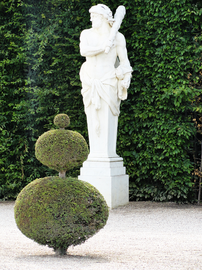 „Herkules schlägt die Kugel“ Gartenskulptur in Versailles, humorvoll gesehen….