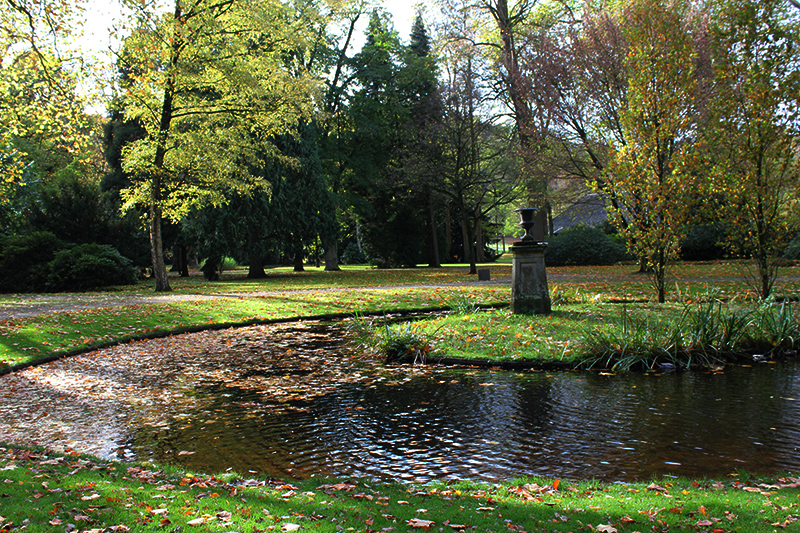 Garteninsel mit Podest und Vase im  landschaftlichen Stil gehaltenen Forstgarten in Kleve