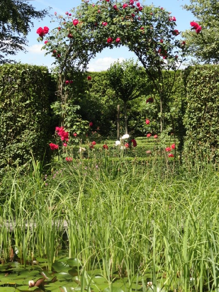 Rosenbogen als Eingang in einen Privatgarten