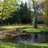 Garteninsel mit Podest und Vase im  landschaftlichen Stil gehaltenen Forstgarten in Kleve