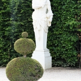 „Herkules schlägt die Kugel“ Gartenskulptur in Versailles, humorvoll gesehen….