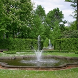 Barockes Brunnenbecken in einem Heckengarten/Boskett