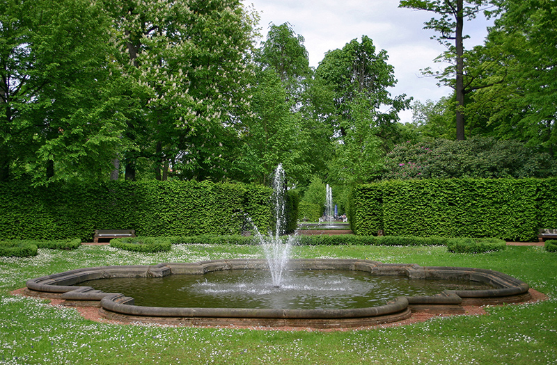 Barockes Brunnenbecken in einem Heckengarten/Boskett